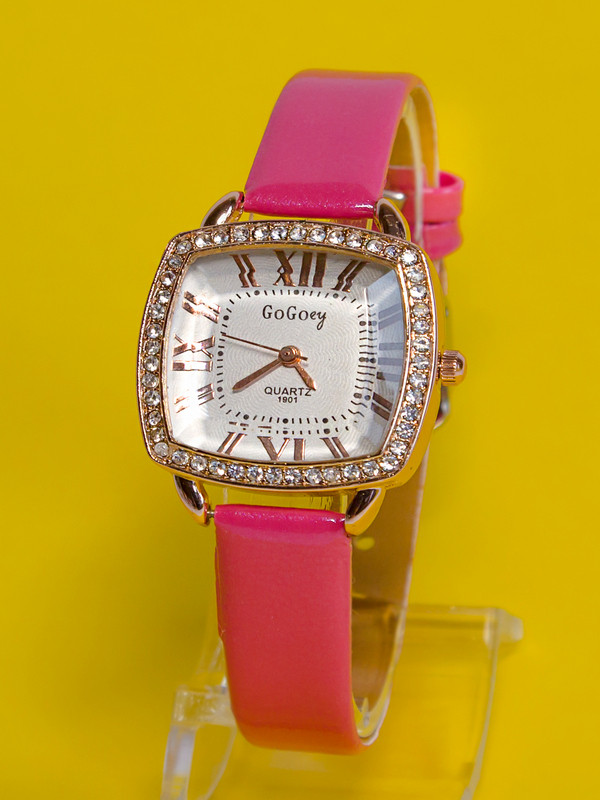 Женские классические часы на ремне с камнями